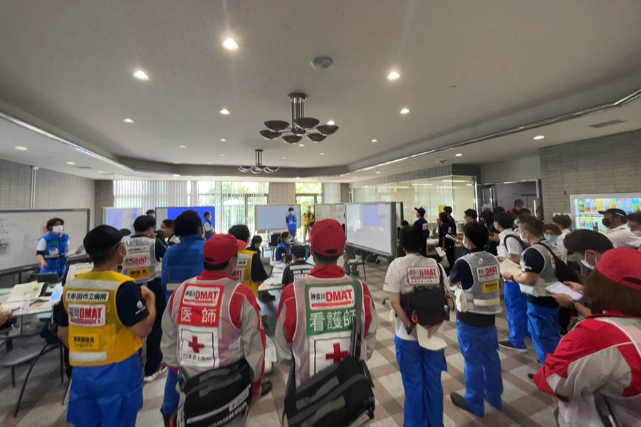 2日目 訓練当日・本部のミーティングに参加し、現在の状況を把握