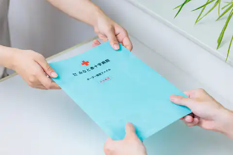 受診する診療科受付へ